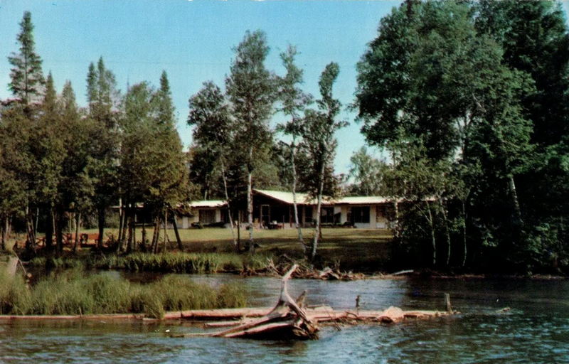 Gates Au Sable Lodge (Canoe Inn) - Vintage Postcard